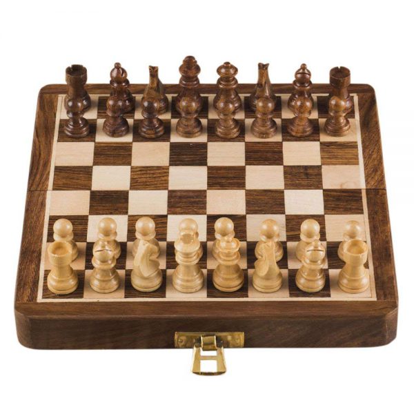 tablero de ajedrez de madera hecho a mano